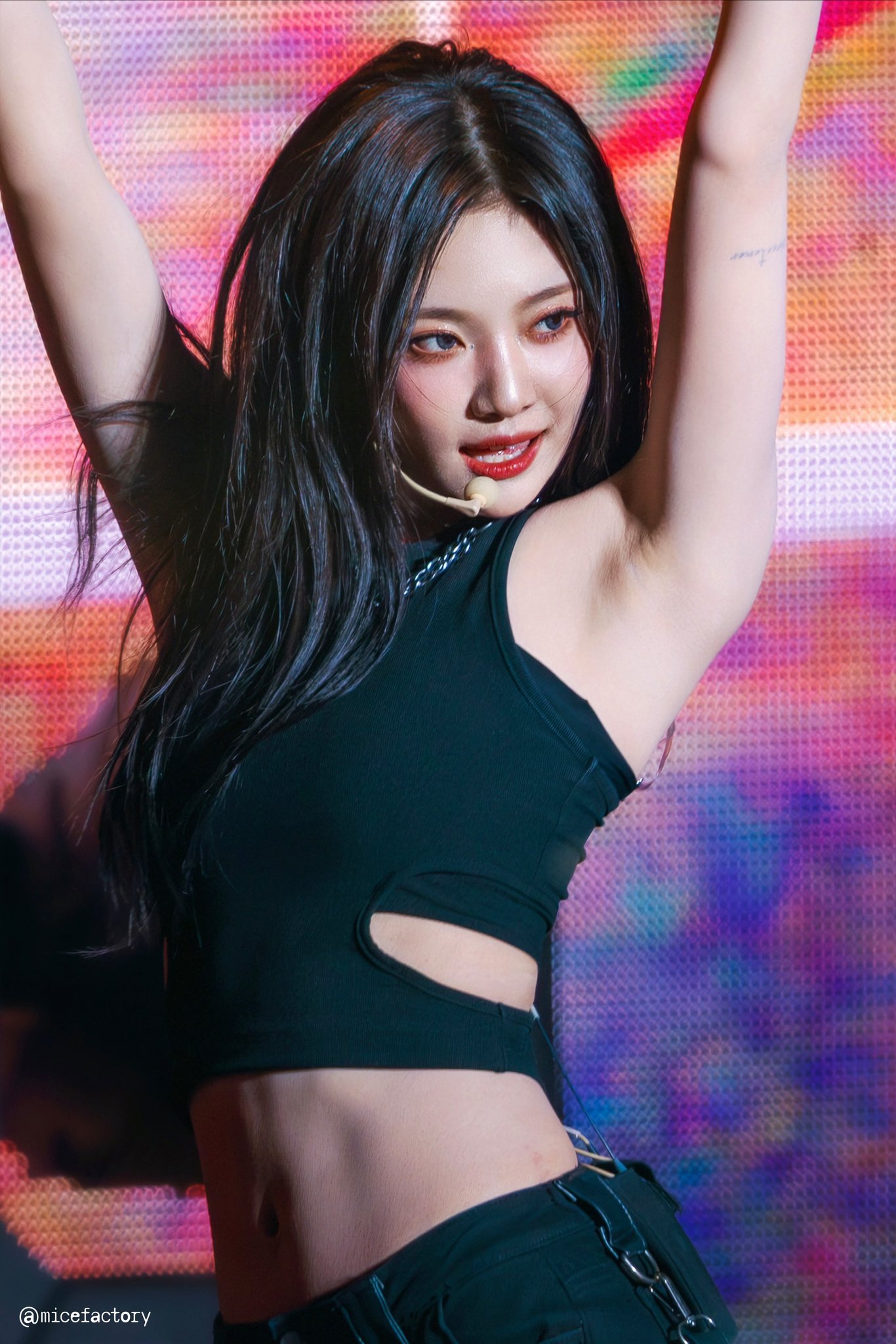 에스파 닝닝 검정 민소매 의상 겨드랑이 오픈 + 배꼽