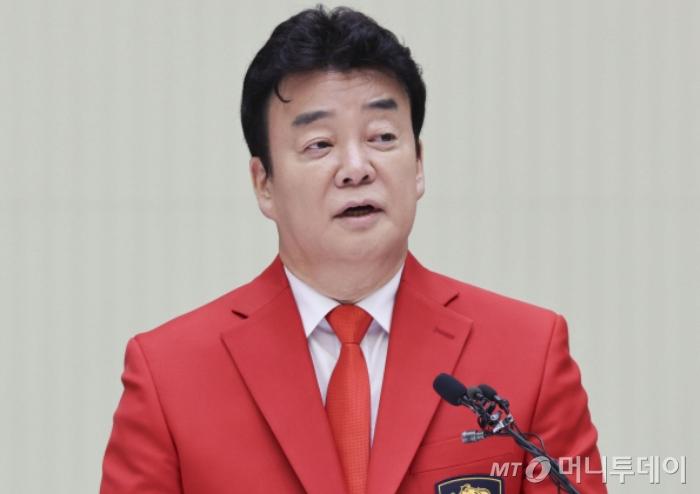 [단독]백종원, '가스통 옆 요리' 해명에도…"그자체로 위법" 과태료 처분