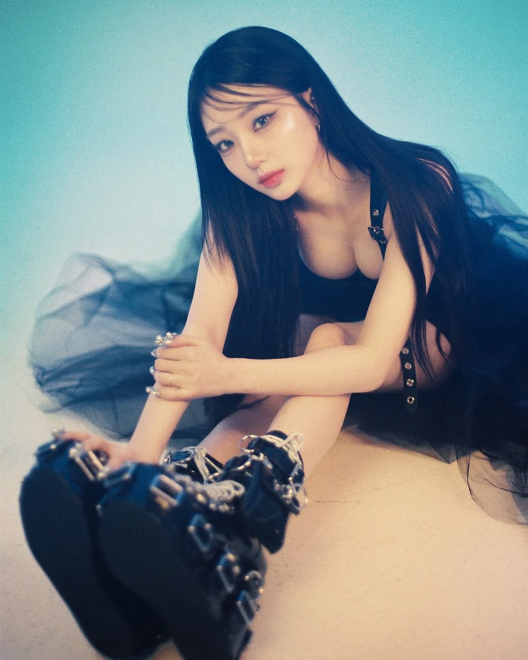 루셈블 여진 과감한 화보...검정 브라탑 아찔한 가슴골