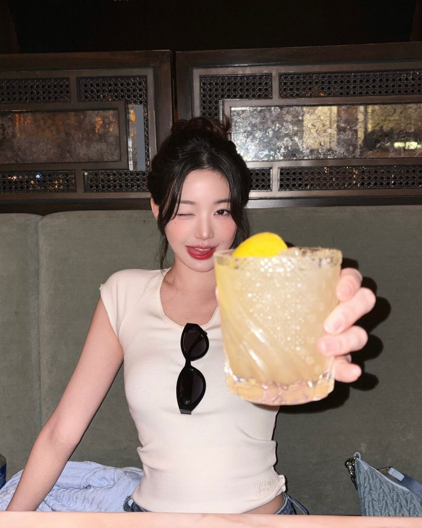 은근히 봉긋한 순백색 레이스 반팔티 아이브 장원영 - 인스타