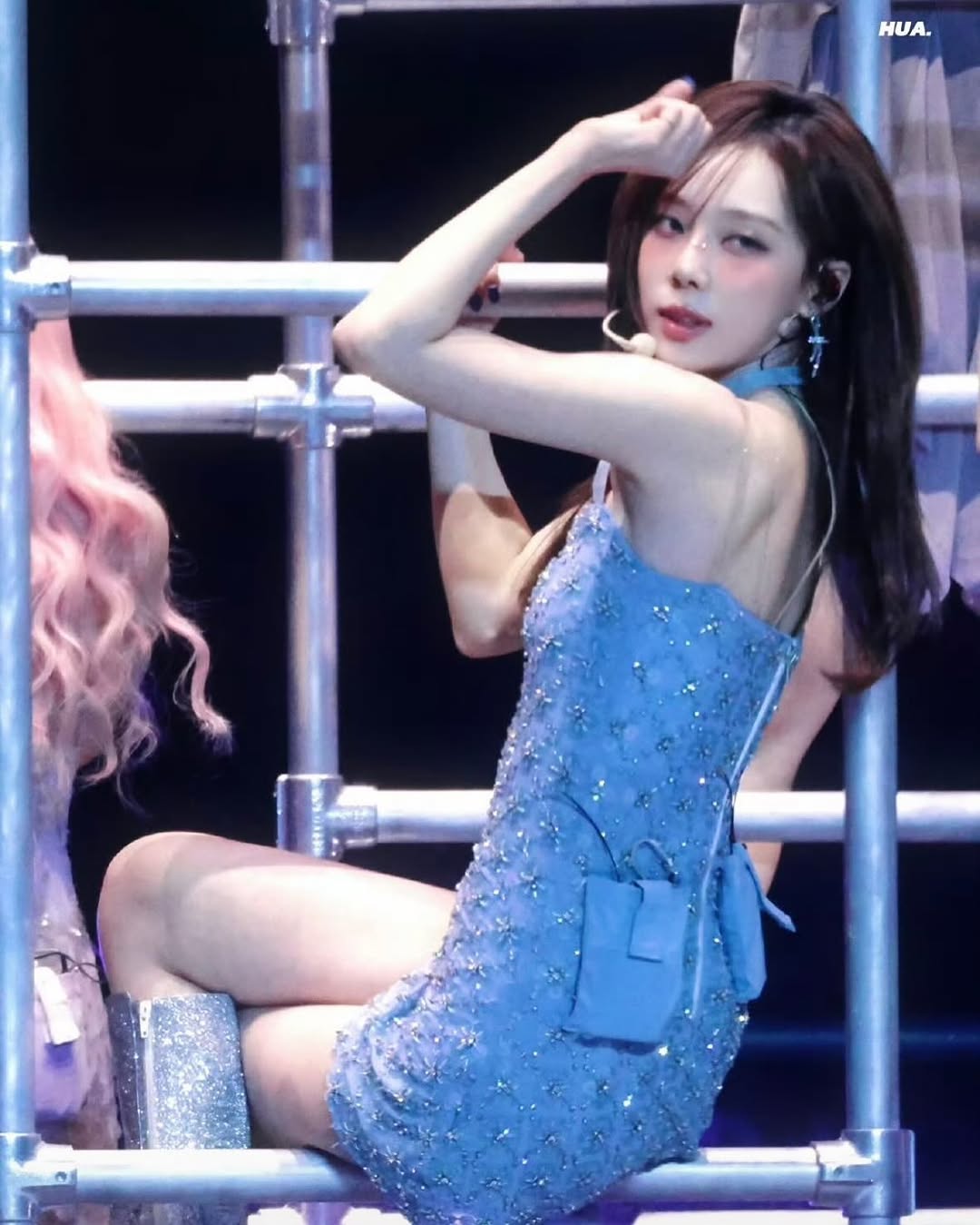 흰 끈나시 + 분홍 홀터넥 복부 야꼽이 매력적인 에스파 윈터