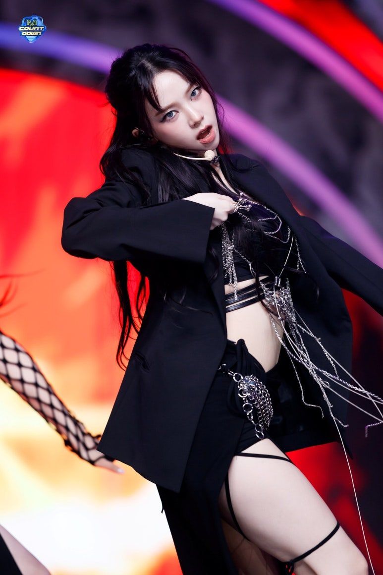 에스파 카리나 허벅지에 포인트를 준 섹시 착장