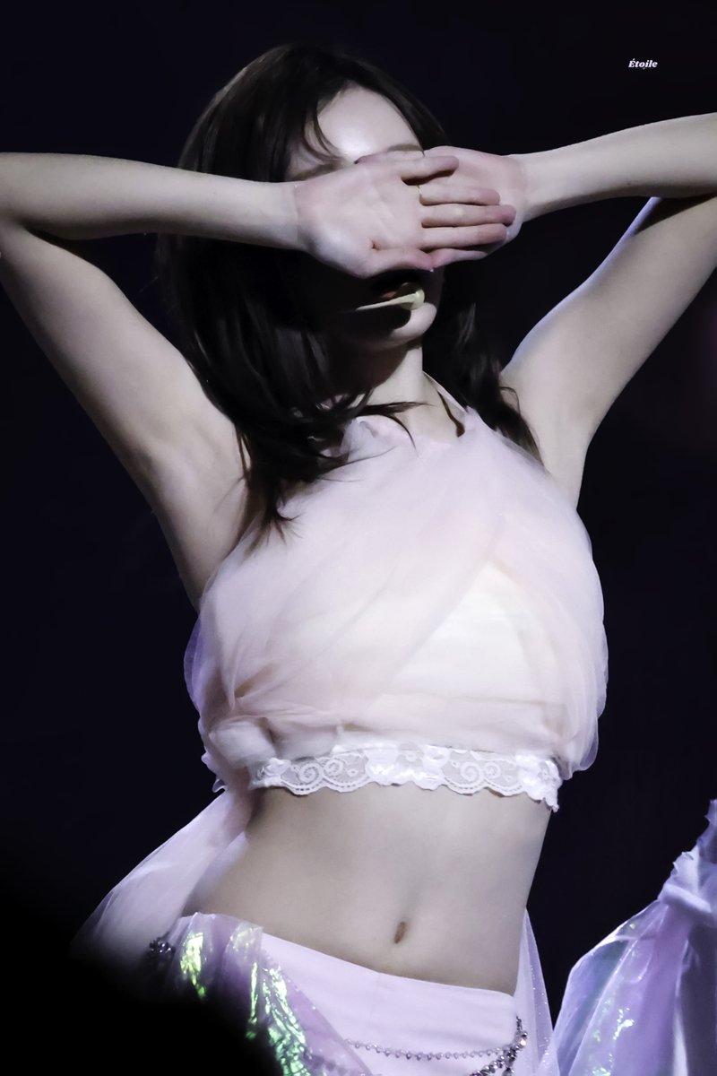 분홍색 홀터넥 윈터 콘서트 솔로...야한 복부 야꼽 레전드