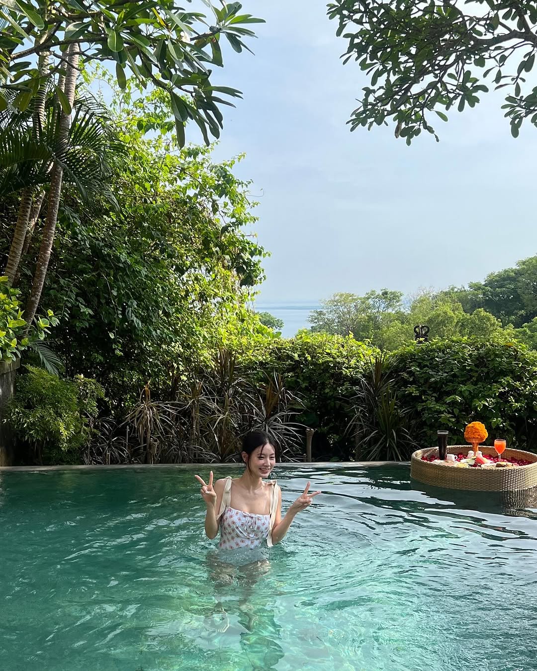 수영장 속의 아이들 미연 수영복 윗슴골 + 검정 끈슬립 몸매