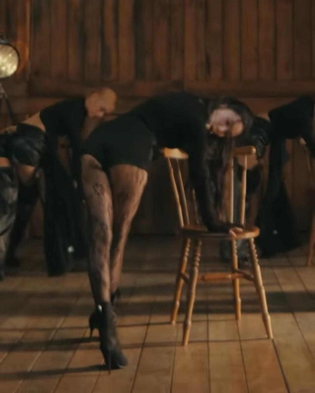 아이린 검정 레오타드 + 망사스타킹 쩍벌 의자댄스 내전근 엉벅지