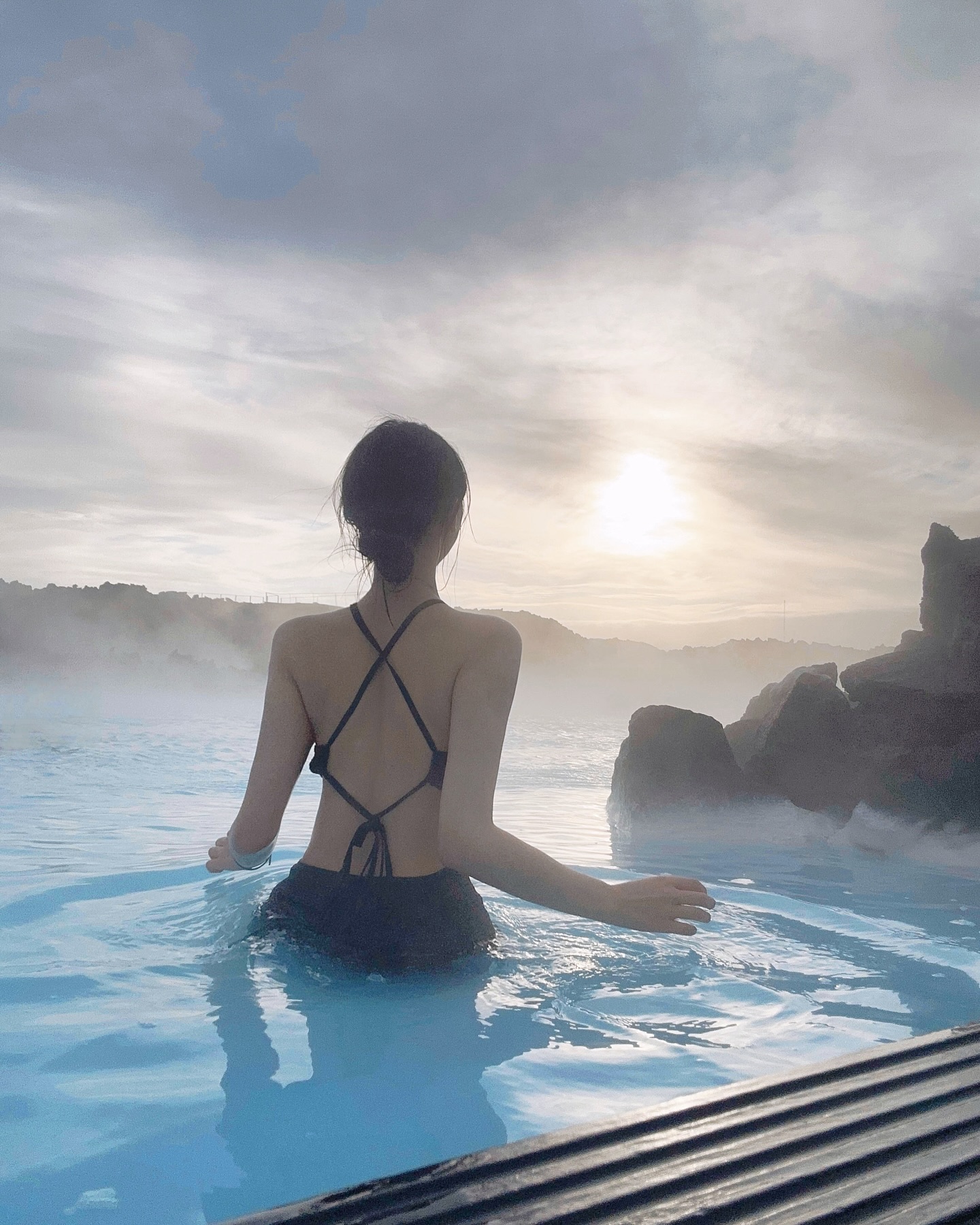 온천탕에 간 비비지 엄지...검정 모노키니 기립근 겨드랑이