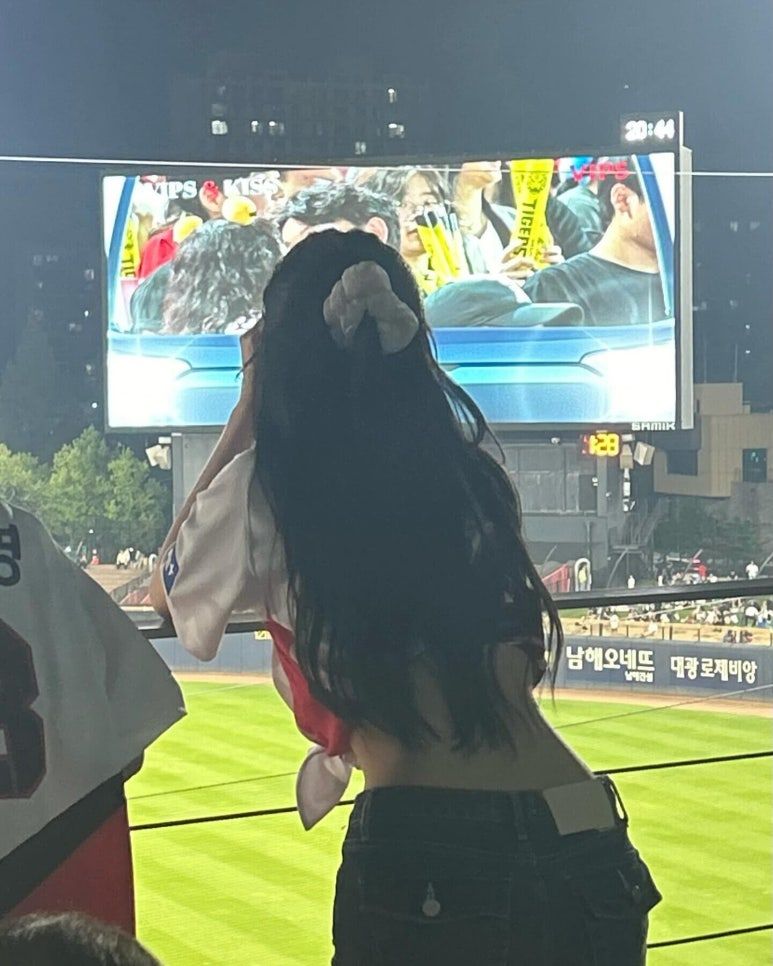 프로미스 나인 백지헌 돋보이는 매끈한 허리라인