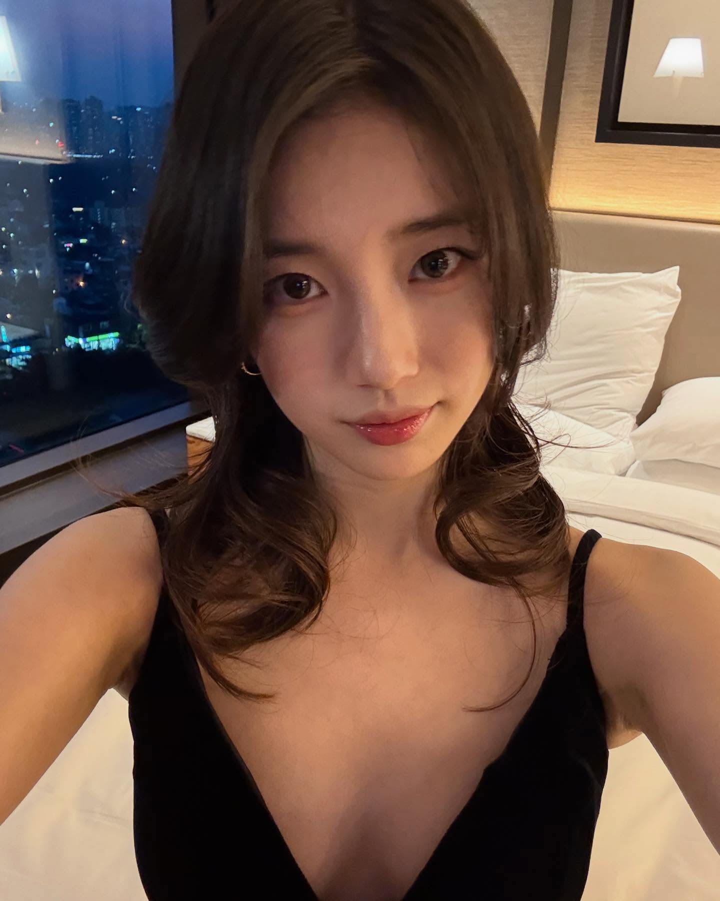 수지 깊게 파인 블랙벨벳 드레스 시원한 가슴골 - 인스타