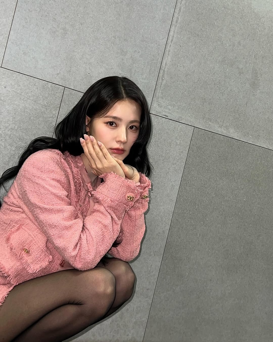 핑크 여성정장 입고 쪼그려앉은 아이들 미연 검스 허벅지 각선미