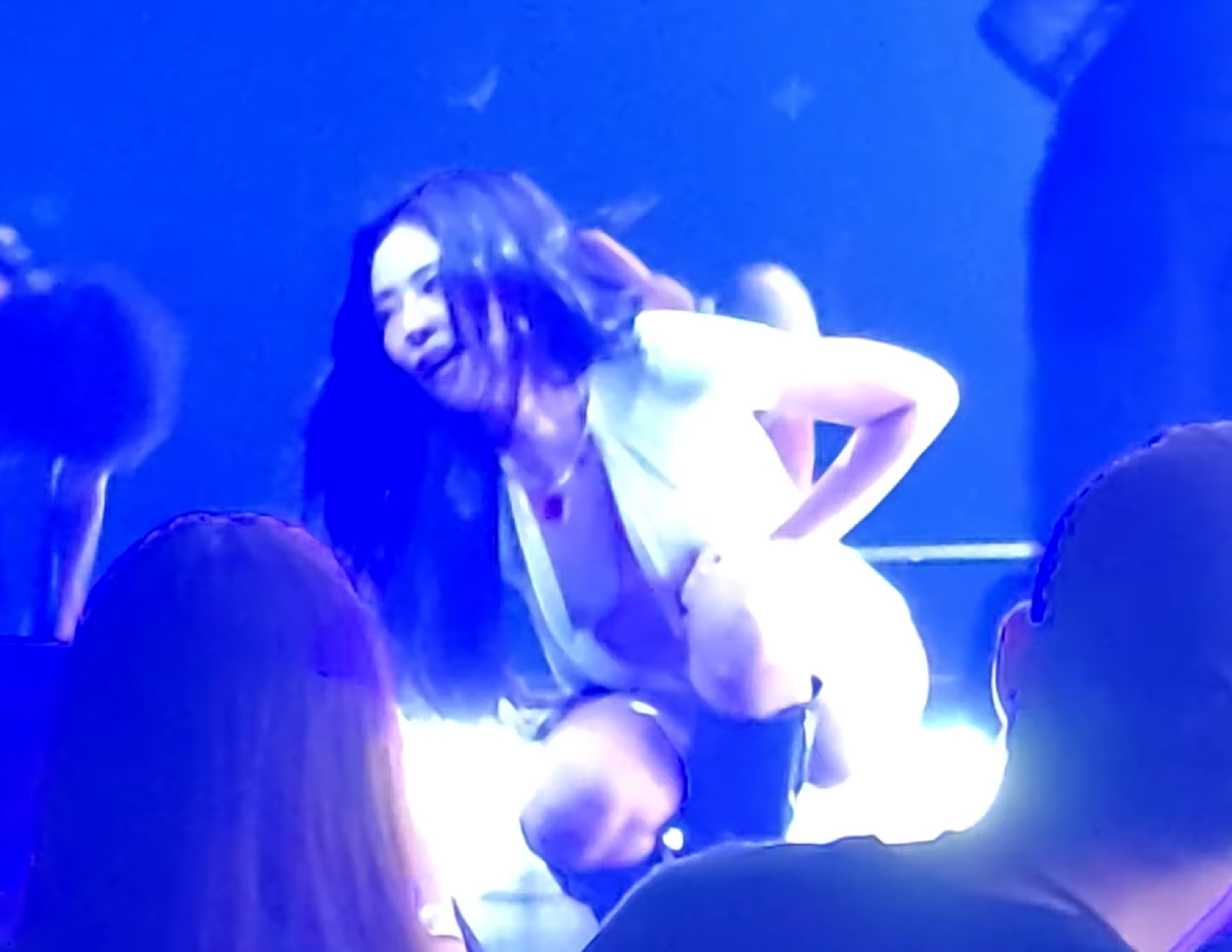 가슴 배꼽 도끼자국까지 앞섬을 시원하게 오픈한 제니 흰 레오타드