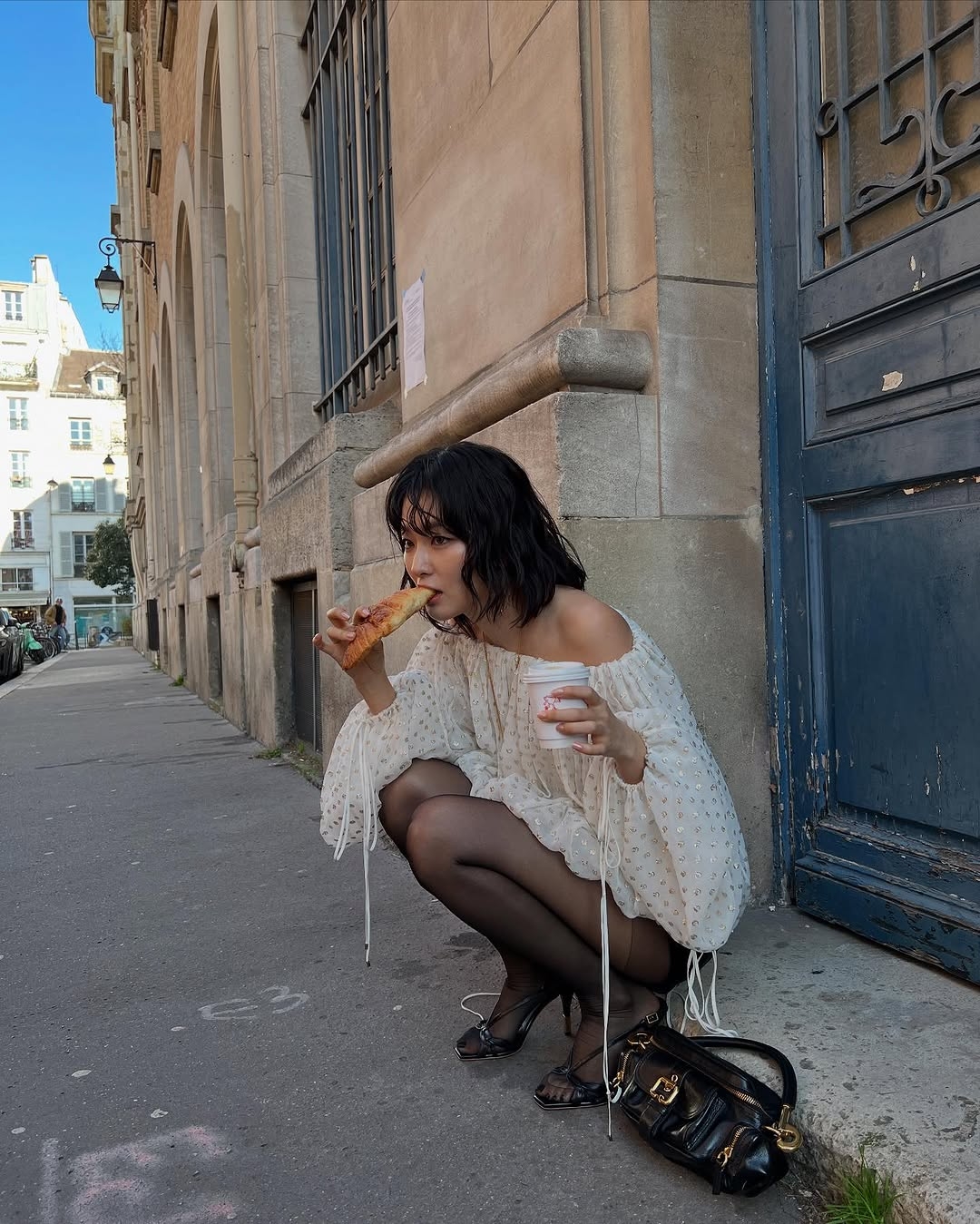 요망하게 빵을 입에 물고 쪼그려앉은 슬기...매끈한 검스 야벅지