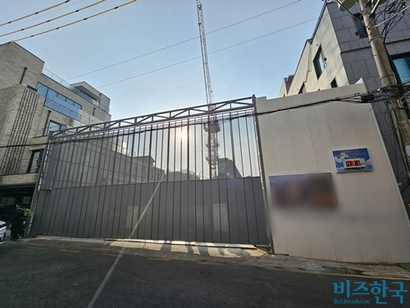 [단독] '땅값만 200억' 유재석, 논현동에 상가 신축 중