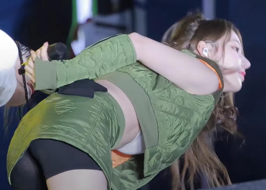 앞으로 숙인 르세라핌 사쿠라...검정 속바지 은근한 엉덩이라인