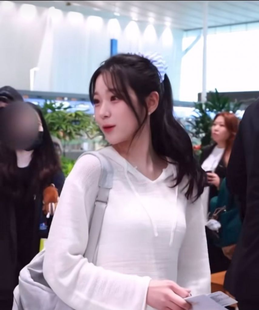 실물이 더 이쁘다는 프로미스 나인 백지헌 균형잡힌 전신 피지컬