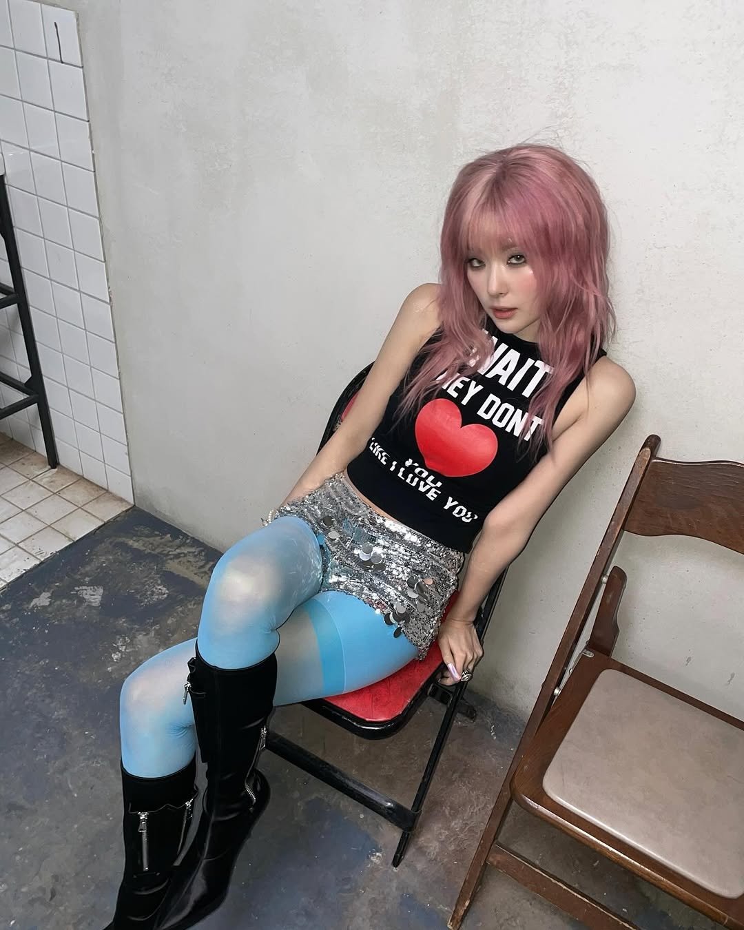 퇴폐미 넘치는 슬기...하늘색 + 흰 레이스 스타킹 밴드 야벅지