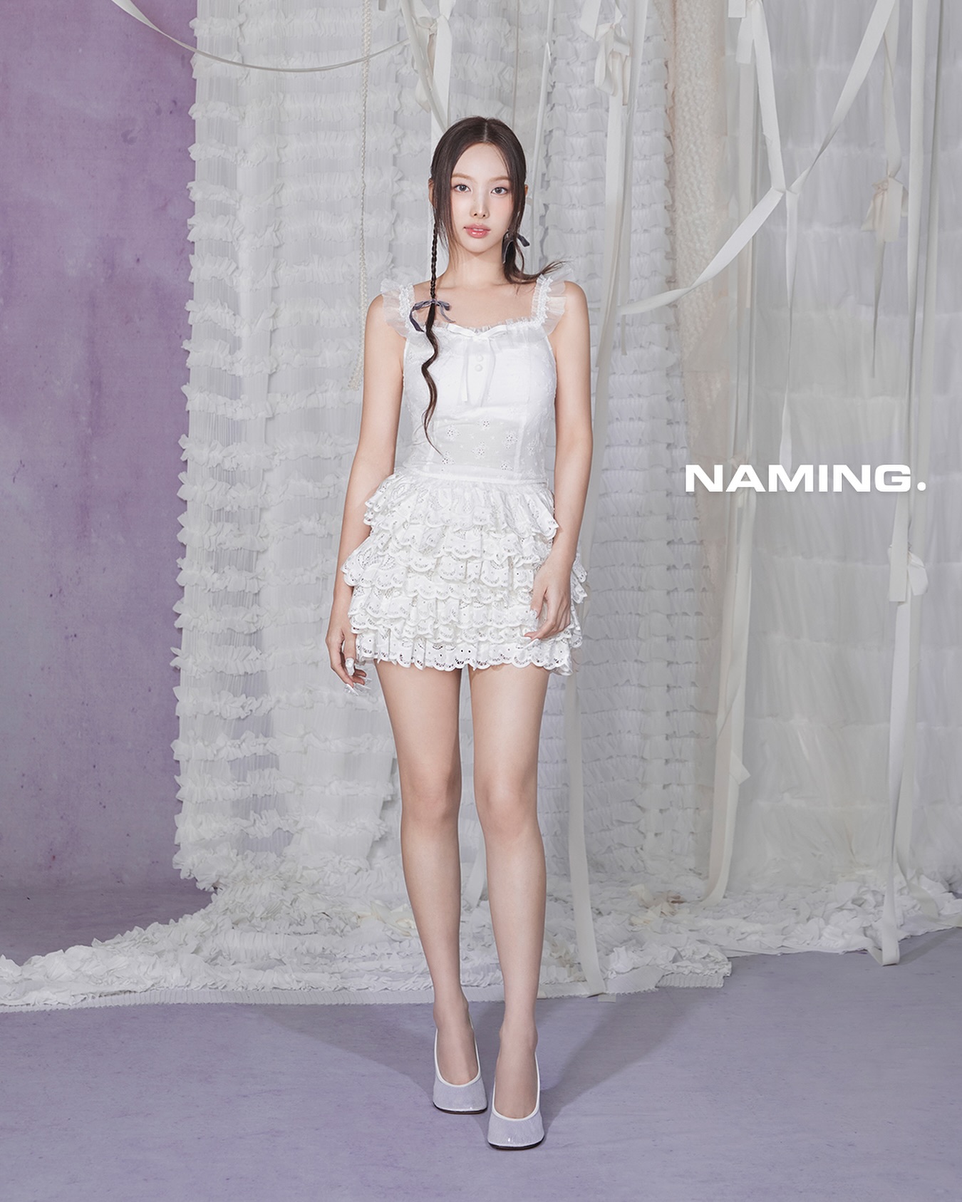 트와이스 나연 순백색 슬립 쭉 뻗은 매끈한 각선미 - NAMING.