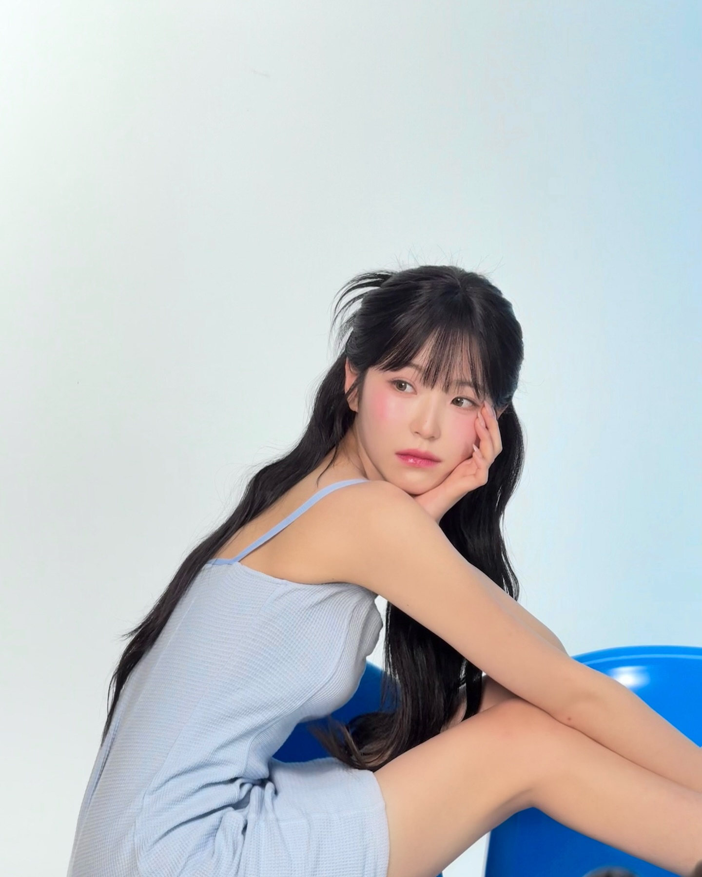 시원한 하늘색 원피스 상큼한 겨드랑이 프로미스나인 백지헌