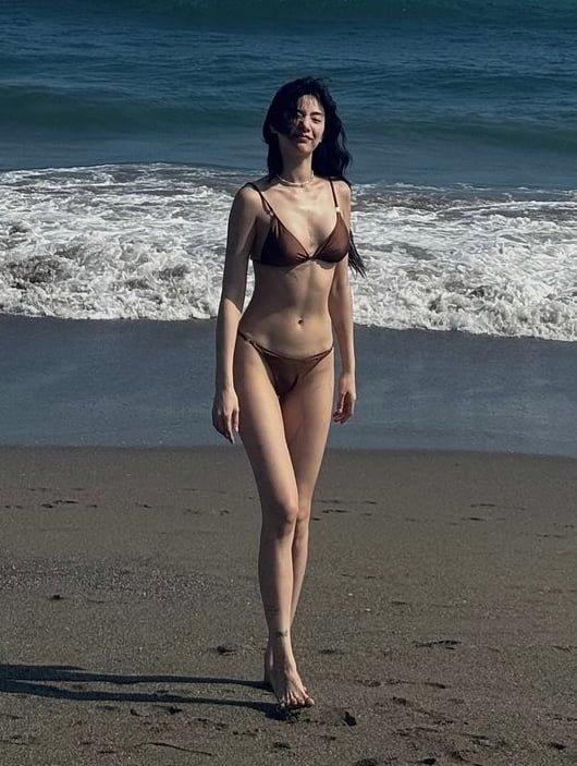 나나 비키니 입고 흥겨운 댄스 삼매경