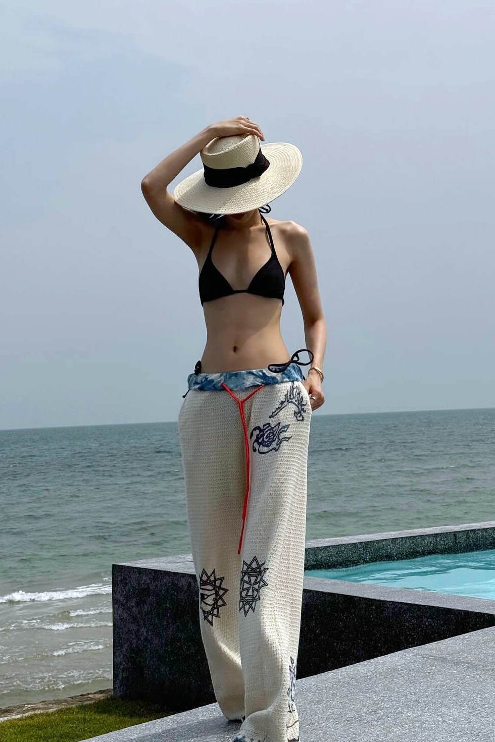 수영장에서 과감한 검정 끈비키니 입은 손나은 늘씬한 몸매