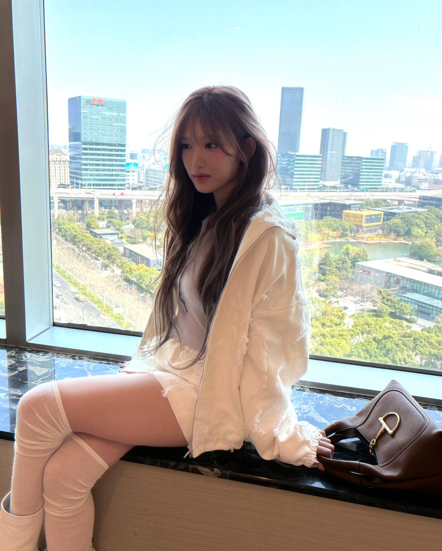 창 난간에 걸터앉은 아이브 이서...흰 니삭스 다리 꼰 허벅지