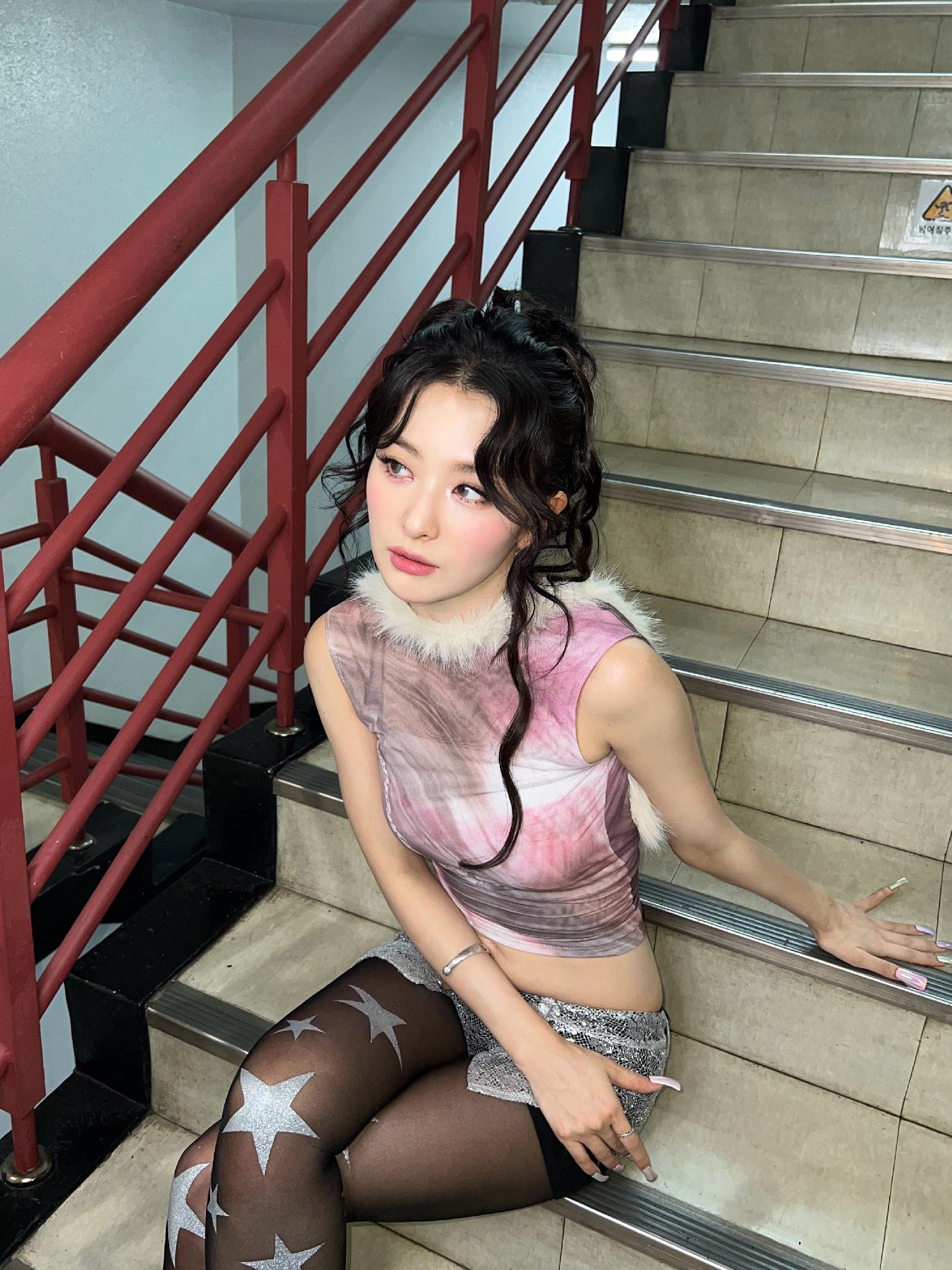 계단에 앉은 슬기...왕별무늬 검스 야벅지 + 야꼽 - 인기가요
