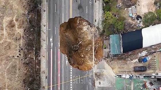 [단독] 싱크홀 오토바이 운전자 "주7일 일하던 가장"…부업으로 배달하다가 참변