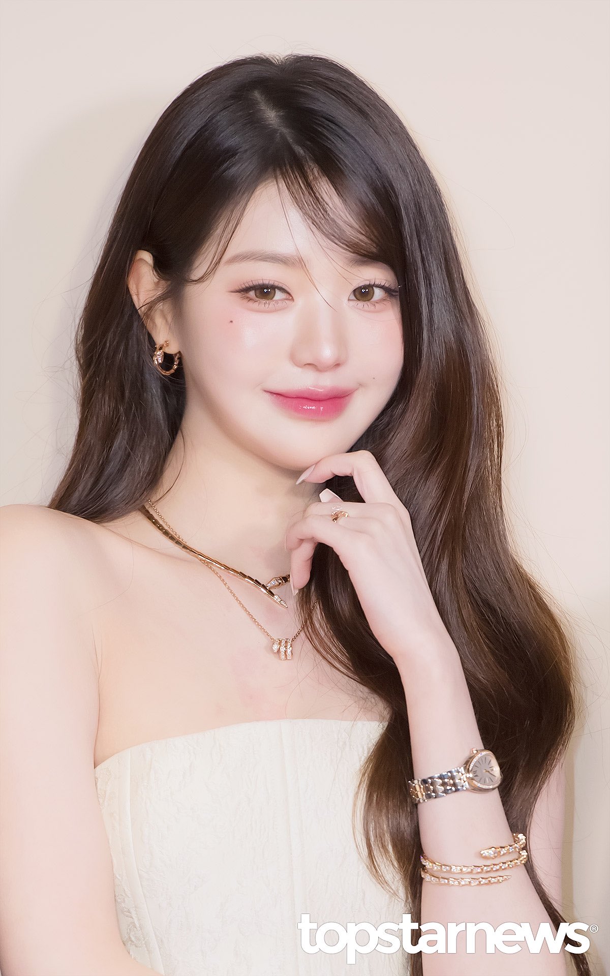 시원한 화이트 미니드레스 장원영 미모...은근한 윗슴골 겨드랑이