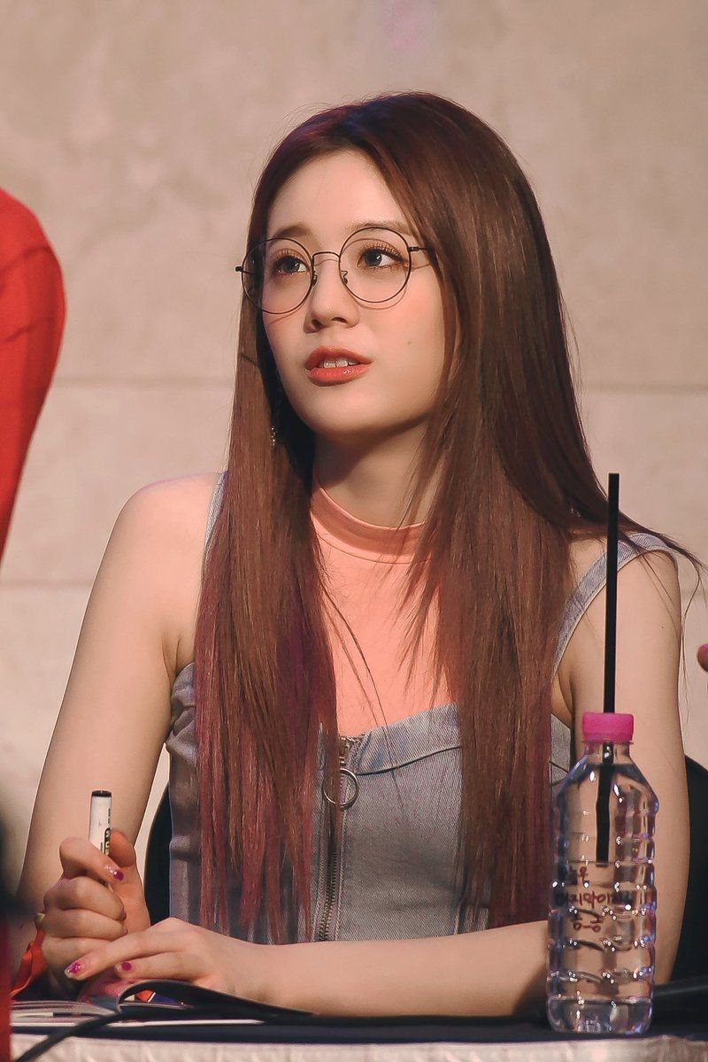 안경 쓴 장규리 미모