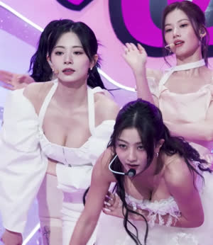 트와이스 올 화이트 의상 가슴골 파티