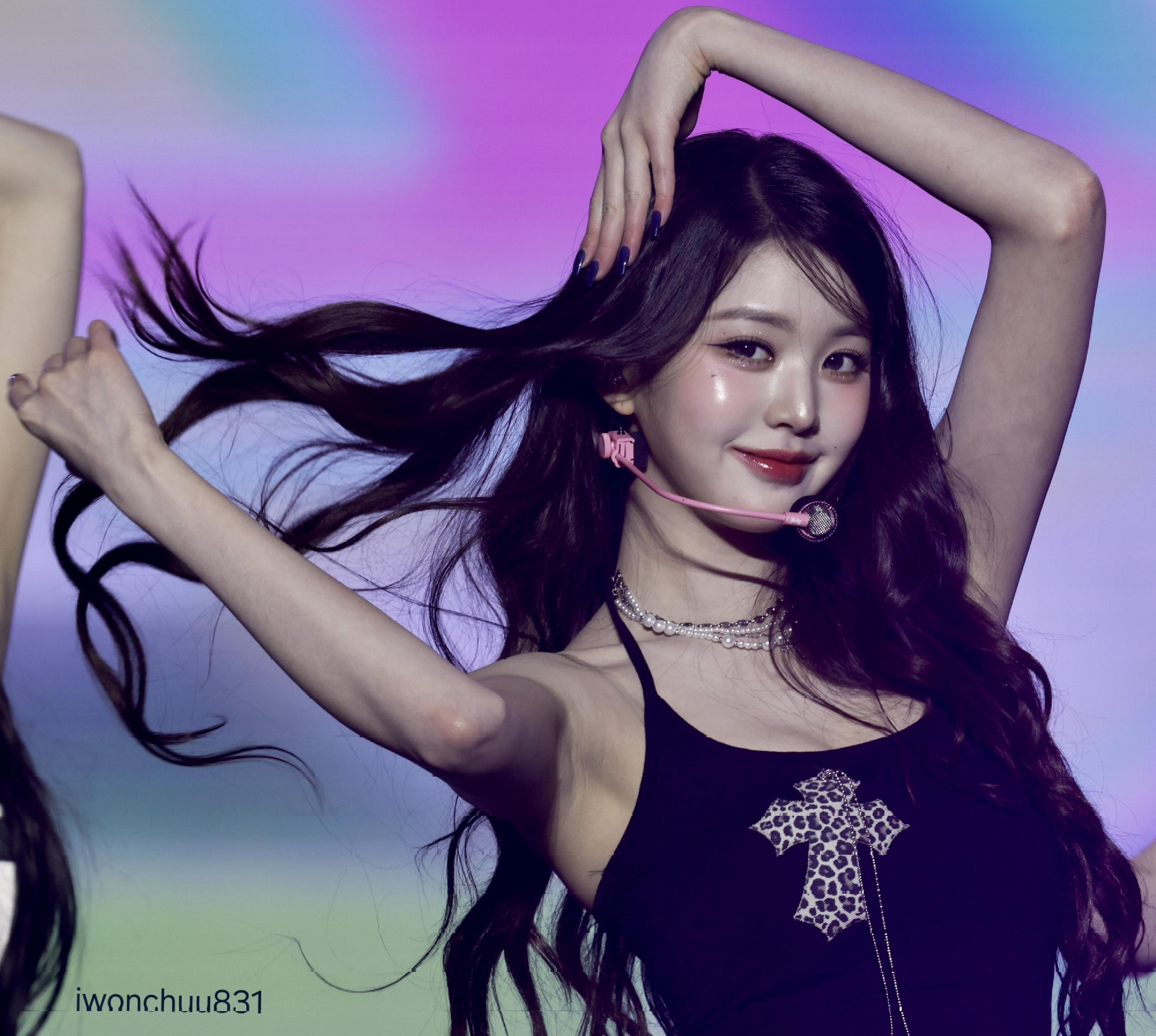 아이브 팬콘 장원영...시원한 검정 끈나시 은근한 윗슴골 배꼽