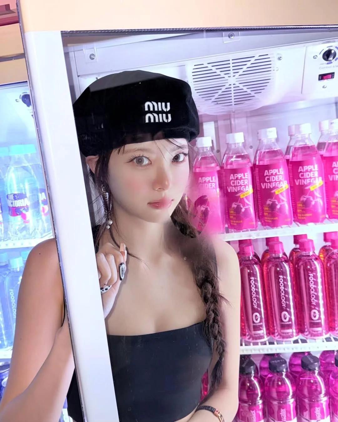 안무연습 중인 르세라핌 홍은채 민소매 검정 브라끈 쌩얼 미모