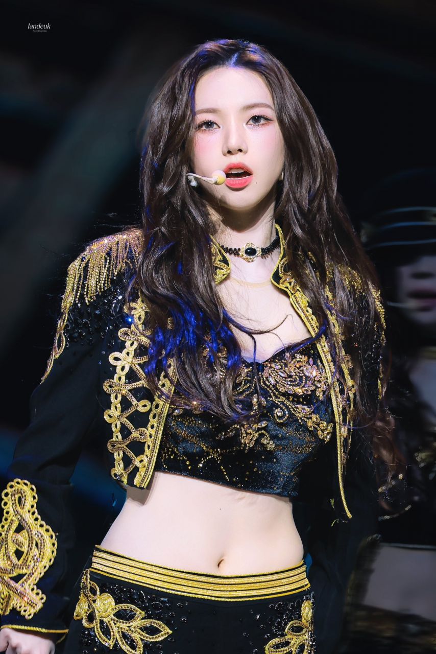 복부 야꼽이 노출된 금장 제복의상 입고 계단 내려오는 카리나