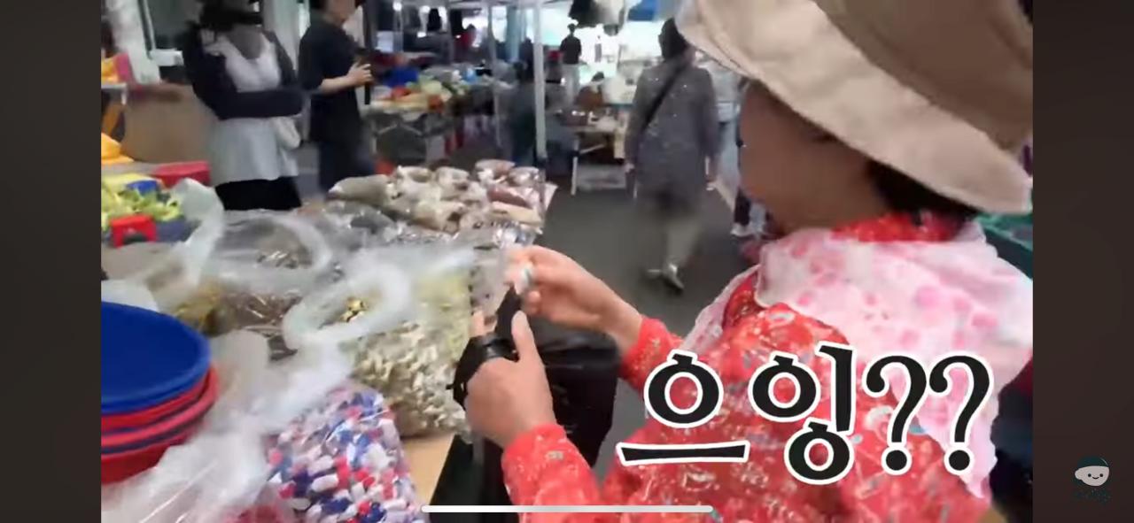 영덕시장 과자가게 무전취식하는 할머니