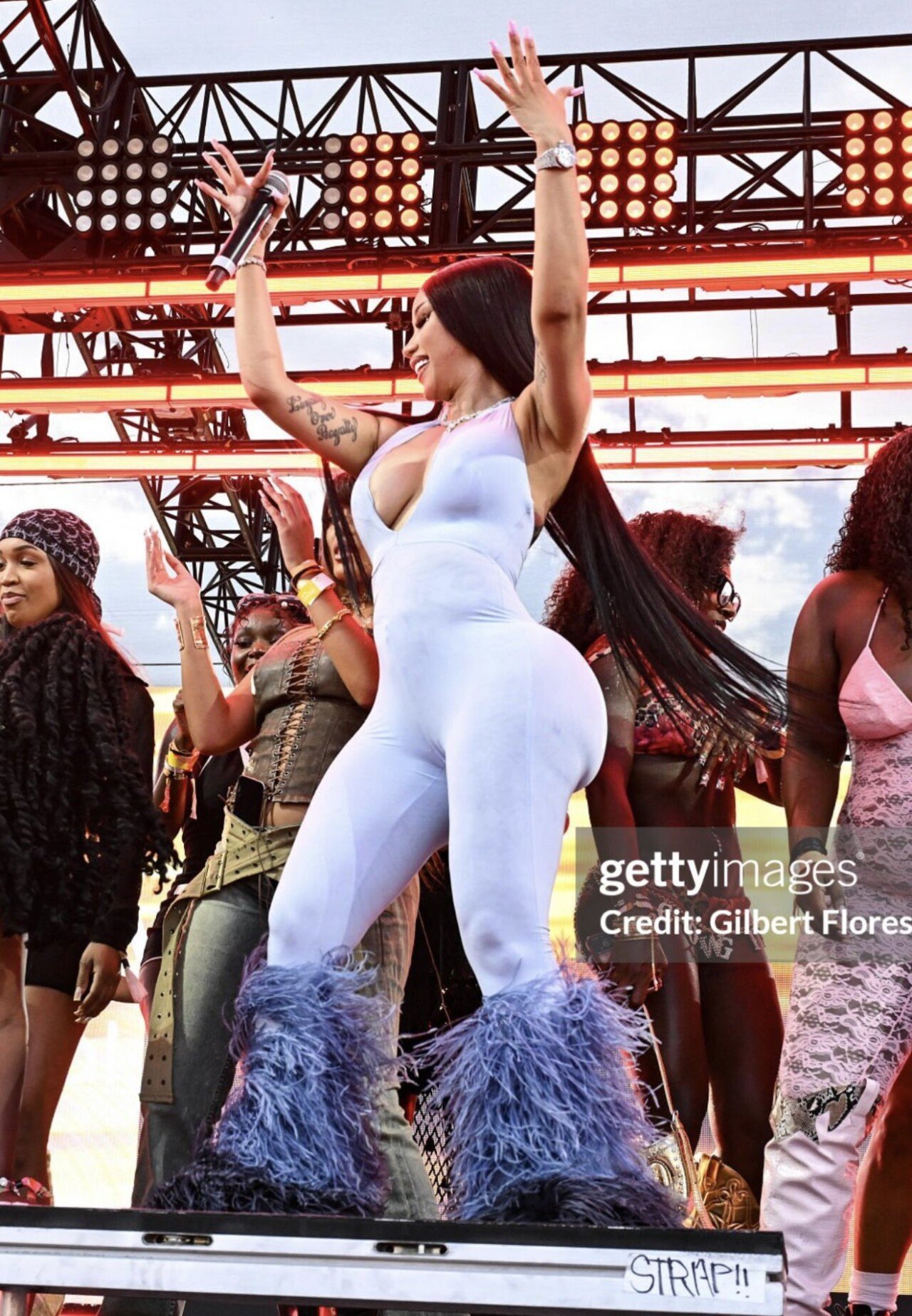 ㅇㅎ) 현재 난리난 카디비 엉덩이 근황 ㄷㄷ