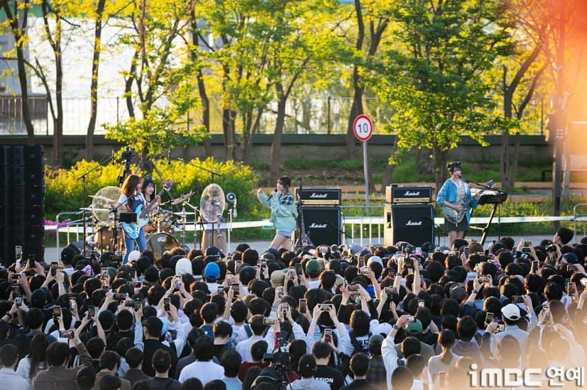 QWER 노들섬 기사 사진