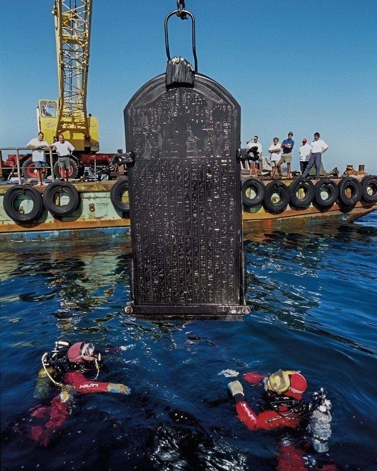 바다에서 끌어올린 고대비석..