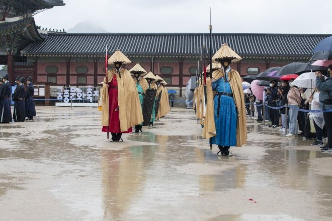 경복궁에서 외국인들 동양뽕 풀 충전 해주는 것