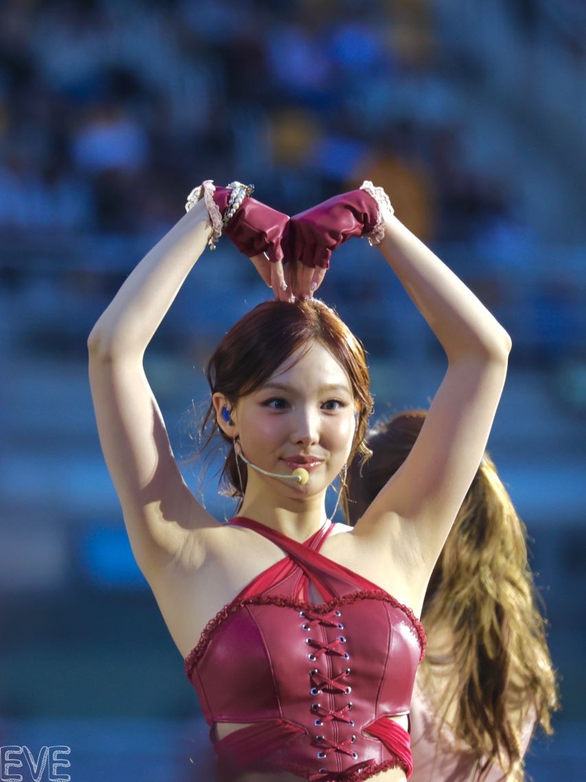 머리 위로 하트하는 빨간 트와이스 나연.jpg