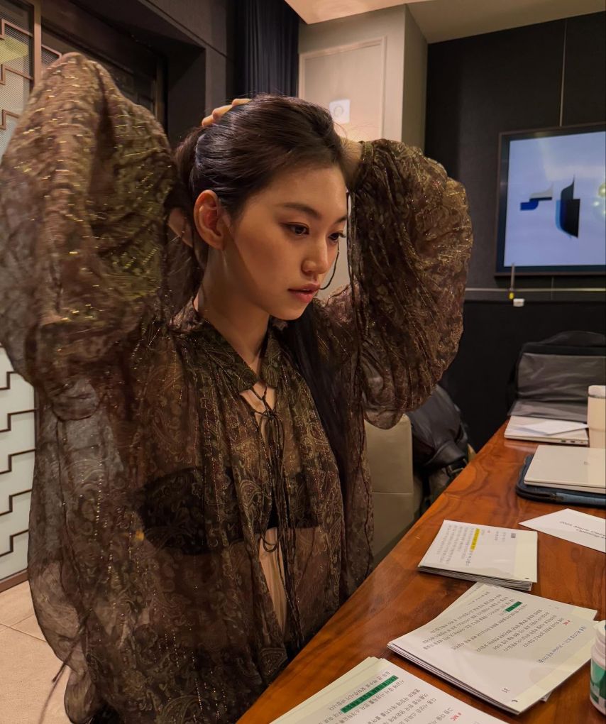 까만 브라가 훤히 비치는 시스루의상 김도연