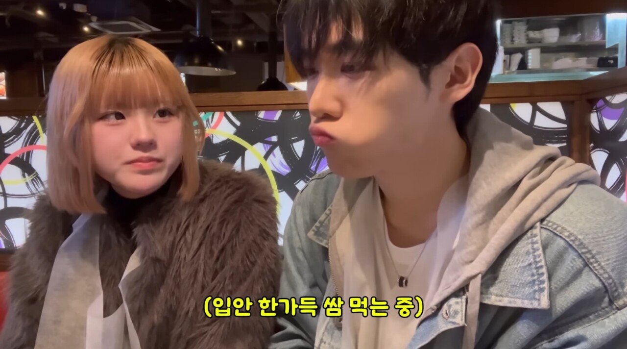 자꾸 이유없이 웃는 일본녀