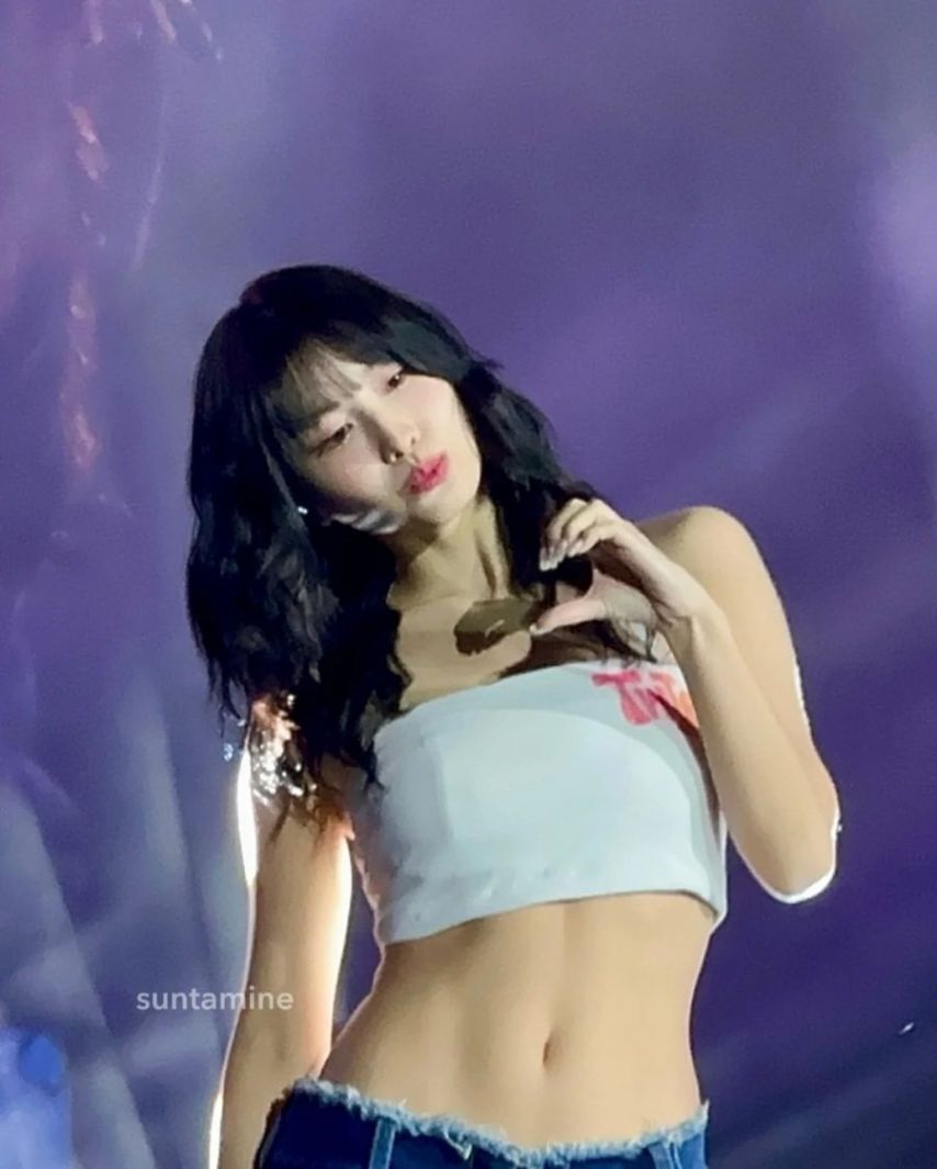 복근 골반라인이 섹시한 트와이스 모모