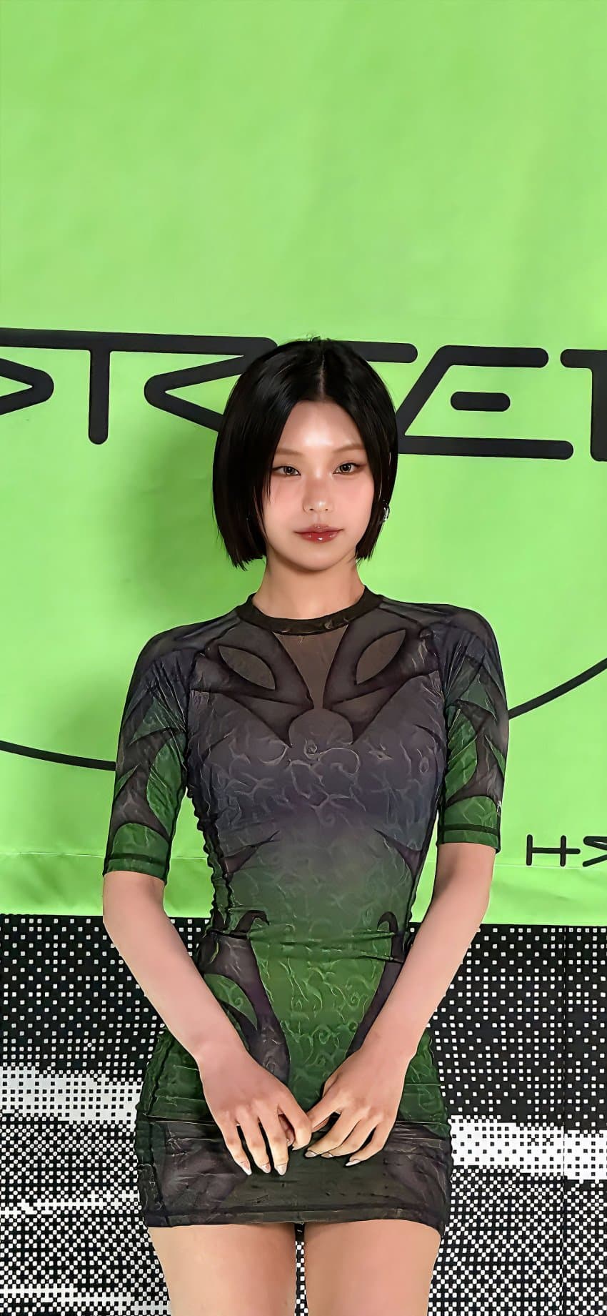 ITZY 예지 골반에 촥 달라붙는 밀착 원피스 화난 엉덩이핏