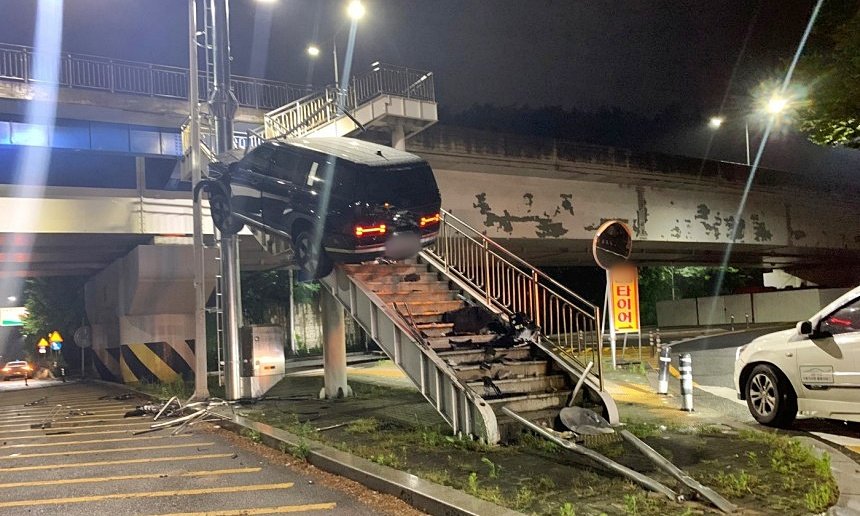 육교를 건너려던 대구의 SUV차량