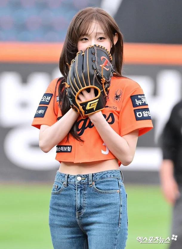 한화 경기 애국가 제창 & 시구하는 츄 청바지 골반 엉덩이핏