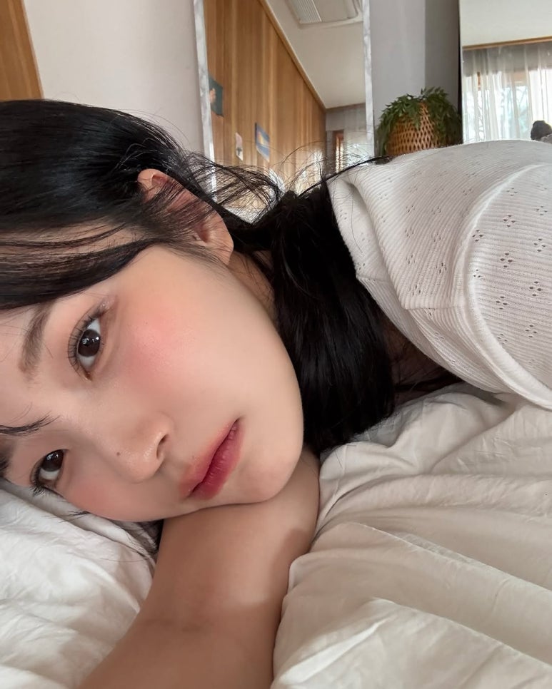 침대에 누워서 바라보는 여친모드 프로미스나인 백지헌