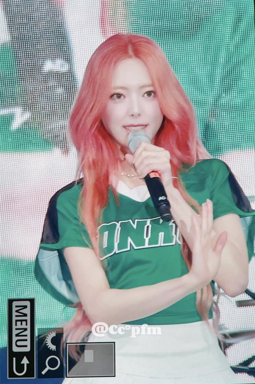 상큼한 테니스 치마 자신감 있는 런웨이 건국대 축제 ITZY 유나