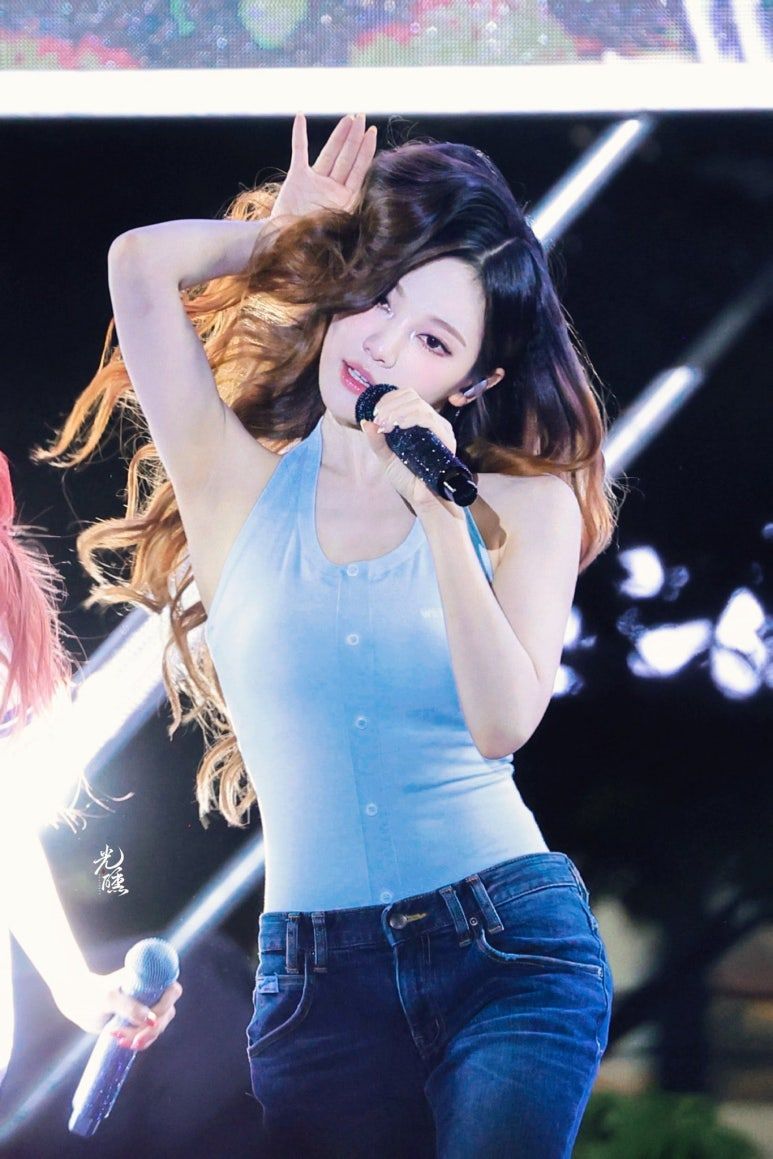 민소매에 청바지 균형잡힌 전신몸매 중앙대 축제 에스파 닝닝