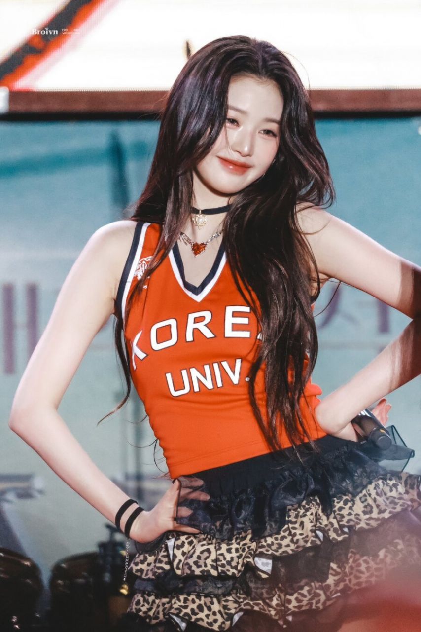 짧은치마 살랑거리는 뒤태 고려대 축제 아이브 장원영