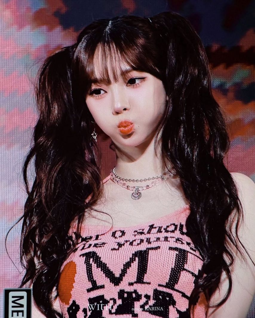 알파벳이 물결치는 핑크 끈나시 윗가슴골 펑키한 양갈래 카리나