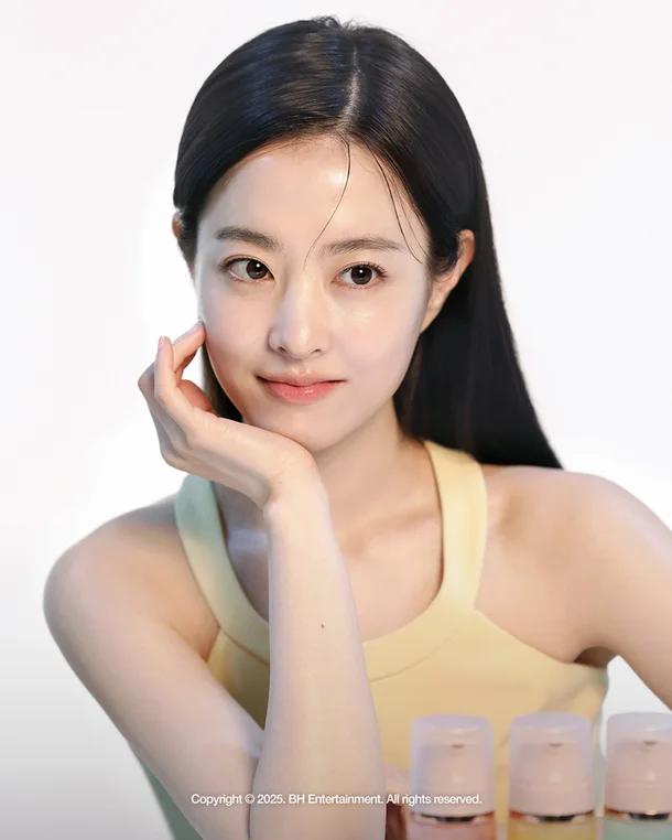 물광 피부 뽐내는 박보영